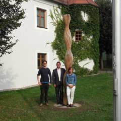 Stele mit Künstler Deutschordenschloss