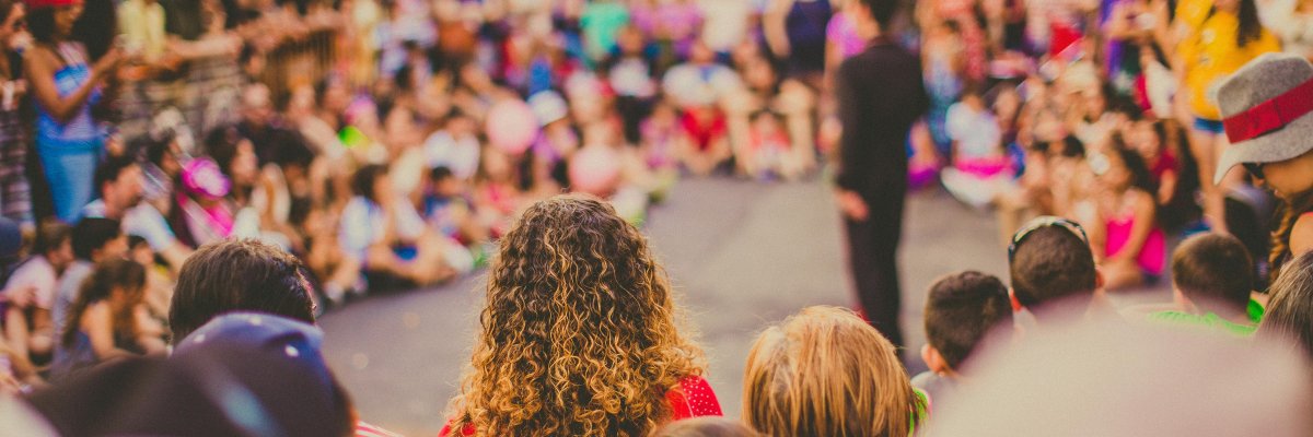Buntes Foto von Treffen