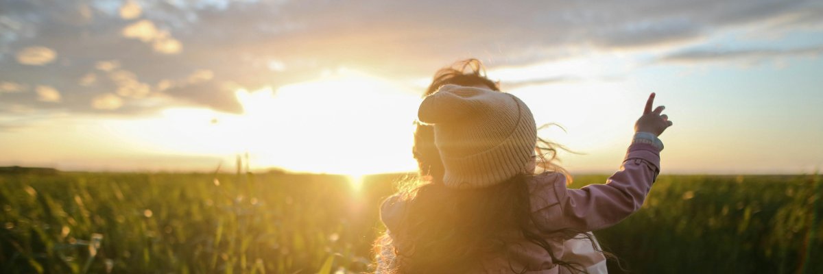Mutter und Tochter auf dem Feld bei Sonnenuntergang