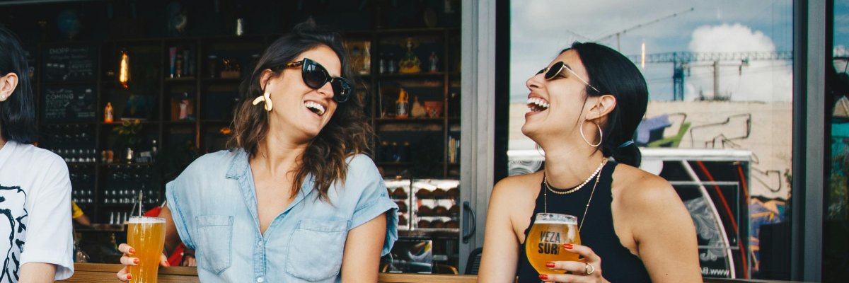 Lachende Frauen in einem Cafe