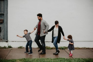 Tanzende Familie