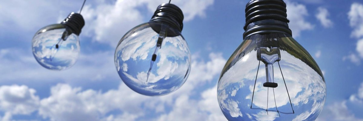 Ausgeschaltete Glühbirnen vor Blauem Himmel