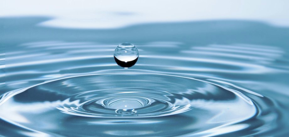 Wassertropfen trifft auf Wasser