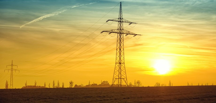 Strommast vor Sonnenuntergang