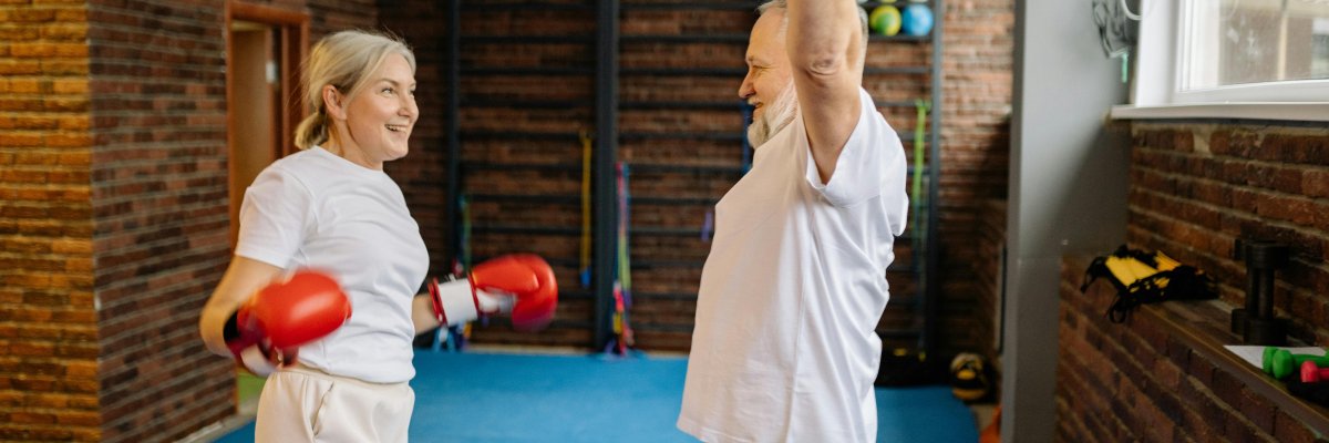 Ältere Erwachsene beim Boxen