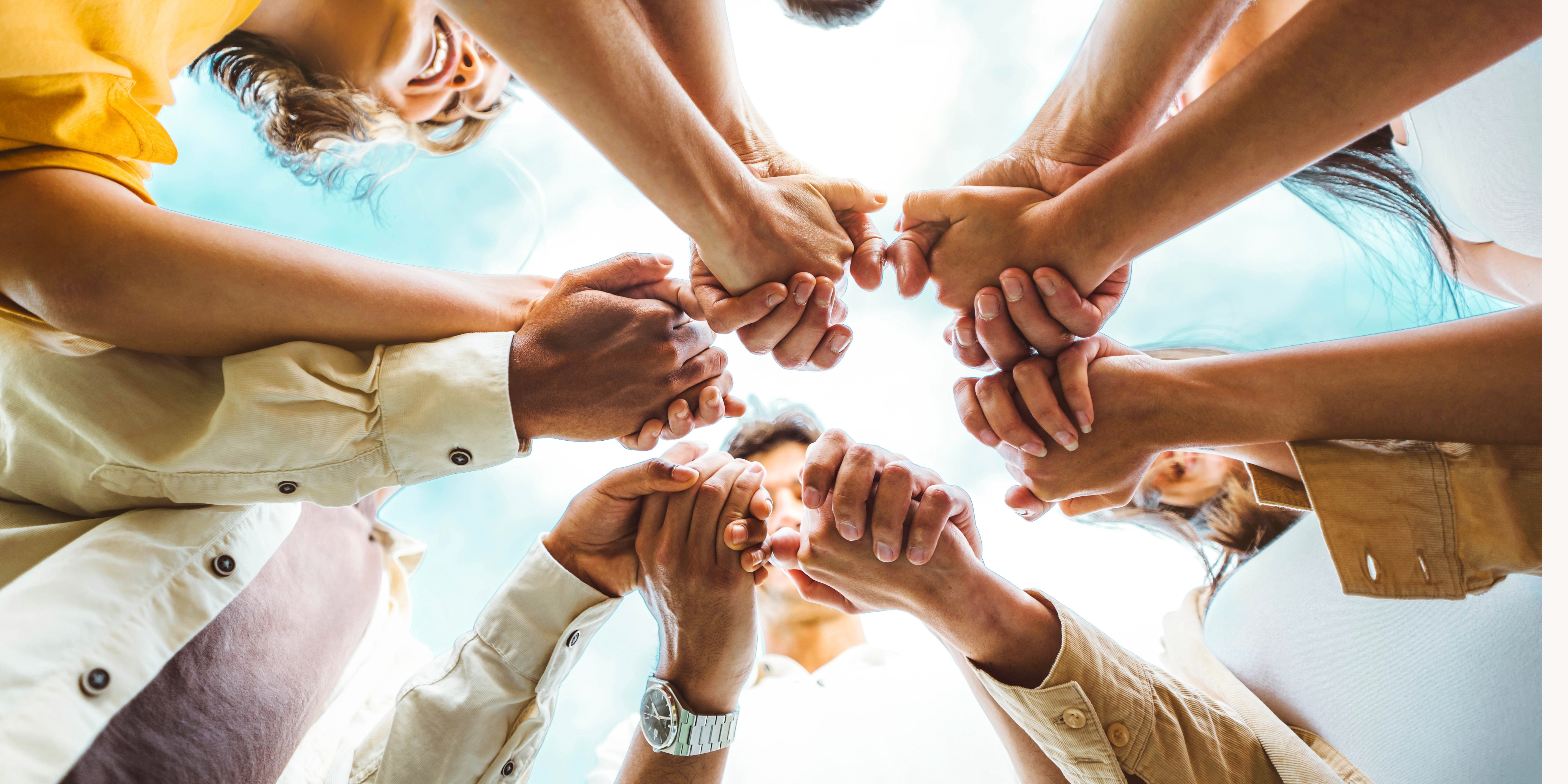 Viele Hände in und aufeinander