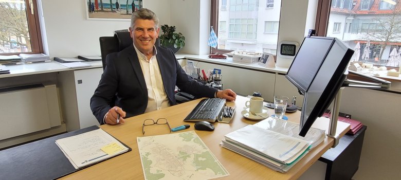 Bürgermeister an seinem Arbeitsplatz